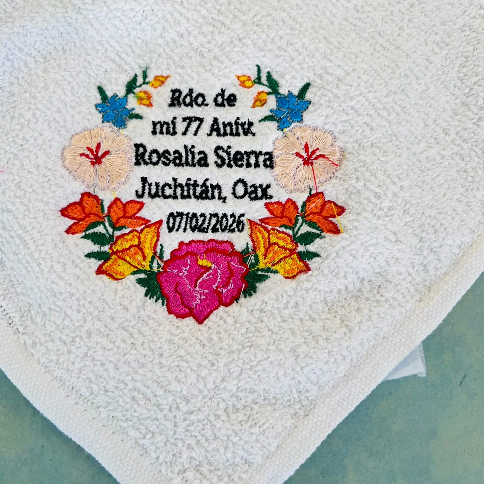 Bordado en blancos: toallas, manteles y artículos del hogar