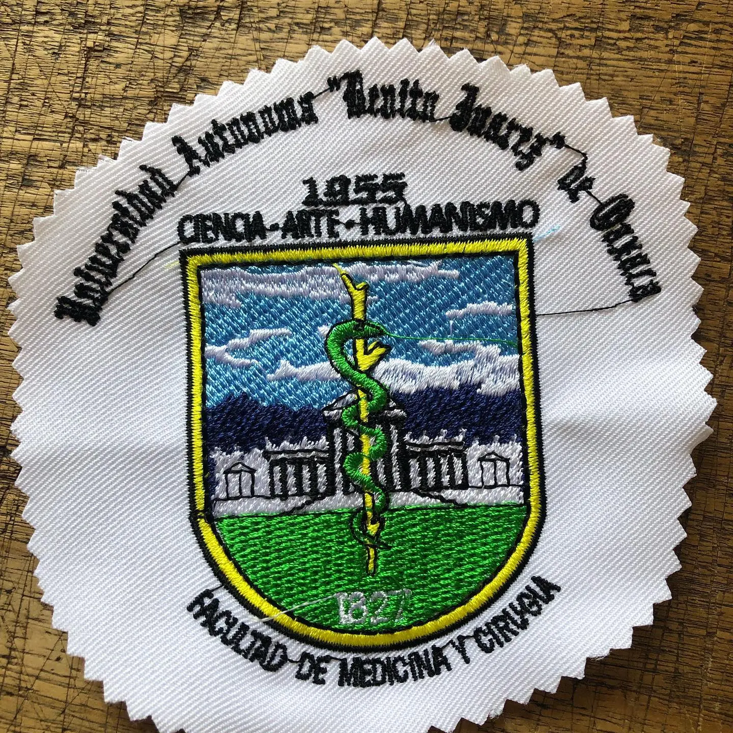 Bordado de logotipos corporativos y parches personalizados